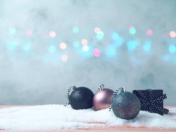 Sfondo natalizio con decorazioni bauble — Foto Stock