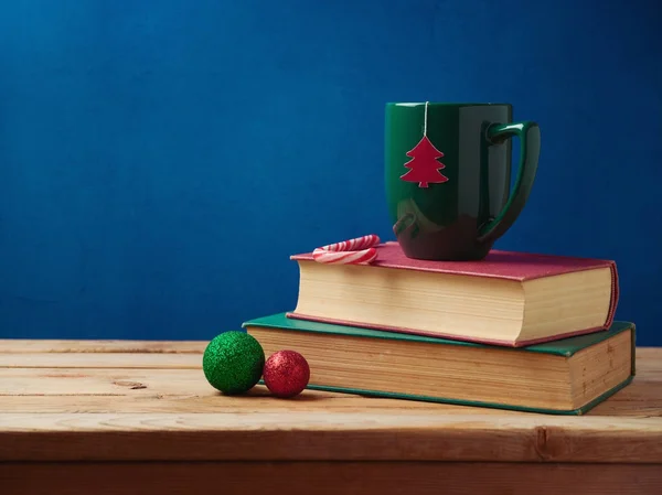 Різдвяний фон з чашкою чаю — стокове фото