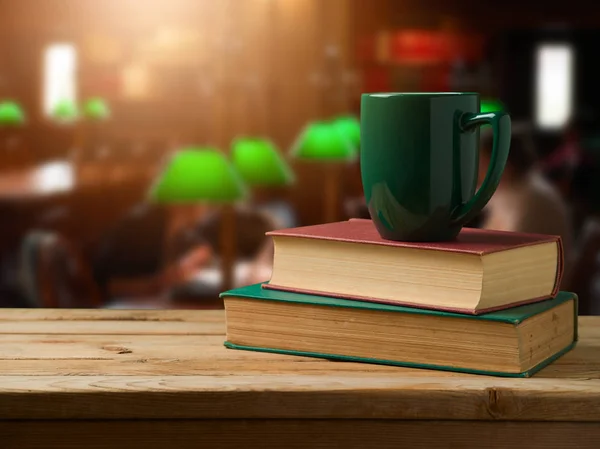 Kaffe på trave böcker — Stockfoto
