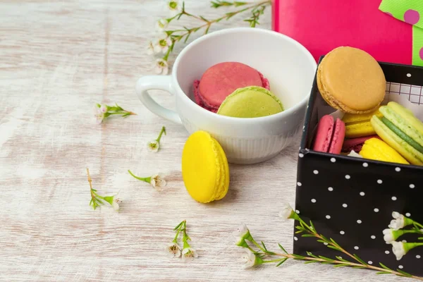 Macarons in koffiekopje — Stockfoto