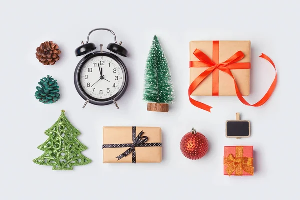 Різдвяні подарункові коробки, будильник, сосна — стокове фото