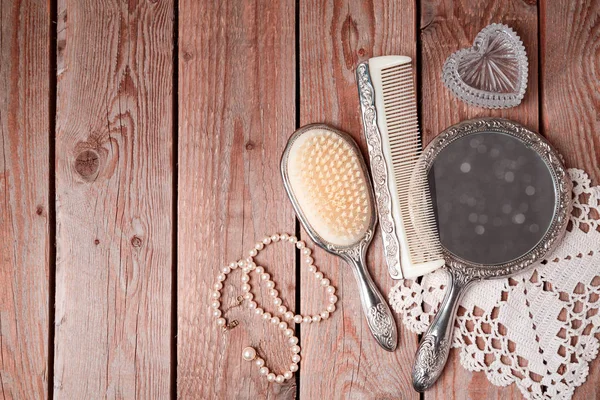Espelho de mão vintage e escova de cabelo — Fotografia de Stock