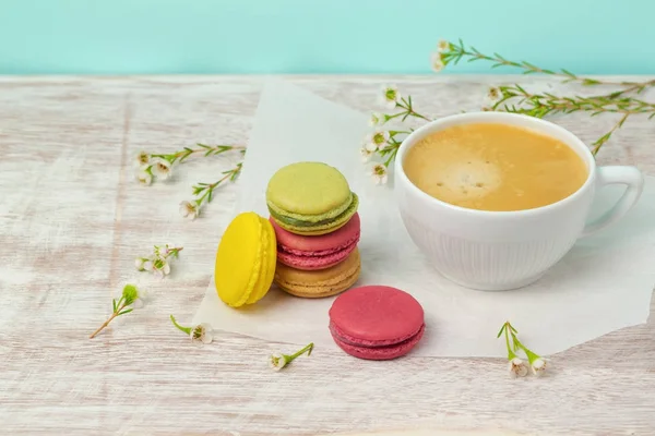 Macarons en koffie beker — Stockfoto