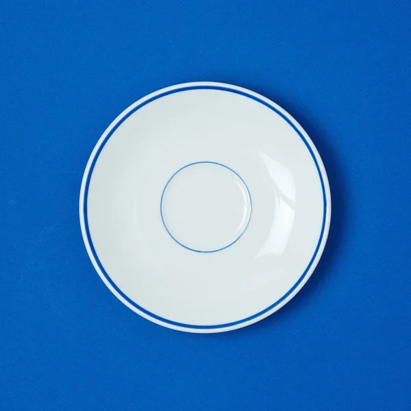Piastra vuota su sfondo blu — Foto Stock