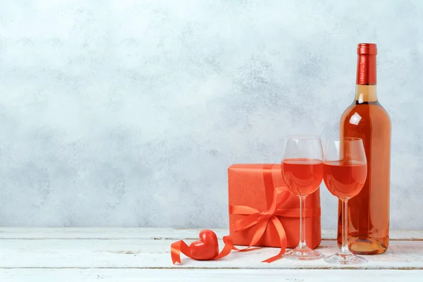 Valentines day concept with wine — Stock Photo, Image