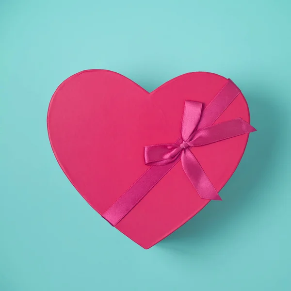 Kalp şeklinde hediye kutusu. — Stok fotoğraf