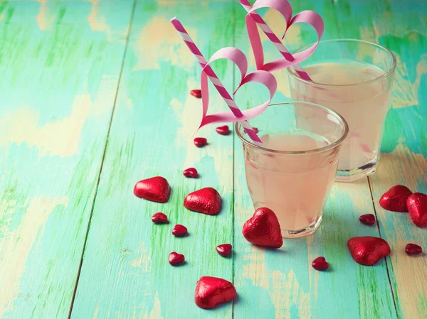 Ruby red grapefruit juice and heart shape chocolates — Stock Photo, Image