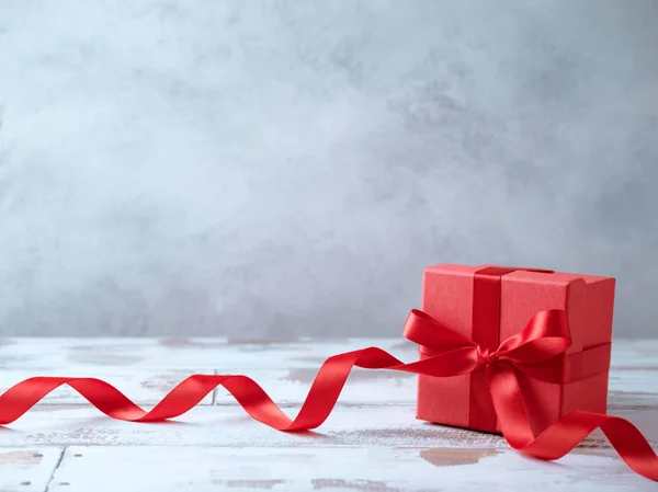 Gift Box Red Ribbon Grey Background — Stock Photo, Image