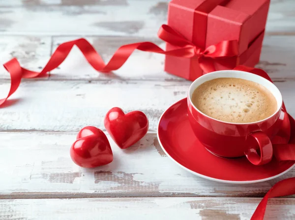コーヒー カップ 心臓の形 木製の背景上のギフト ボックス バレンタインの日の概念 — ストック写真