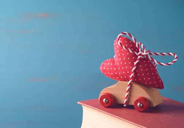 Concepto San Valentín Con Coche Juguete Forma Corazón Libros Sobre — Foto de Stock