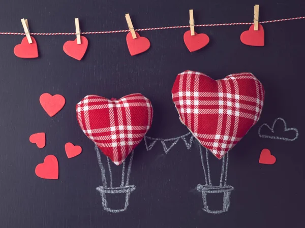 Valentinstag Konzept Mit Herzformen Als Luftballons Über Kreidetafel Hintergrund — Stockfoto