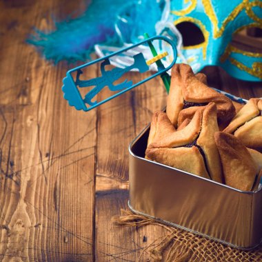 Hamantaschen çerezleri kutusunda rustik arka plan üzerinde. Purim tatil kutlaması.