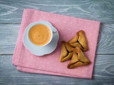 Hamantaschen kurabiye kahve fincanı tablo. Purim tatil kutlaması. Üstten Görünüm