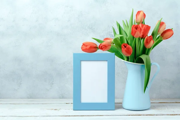 Tulipán Květy Kytice Foto Rámeček Dřevěný Stůl Jarní Pozadí Kopií — Stock fotografie