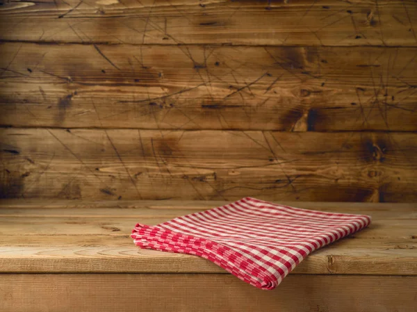 赤いチェックのテーブル クロス 空の木製テーブル キッチン素朴な背景 — ストック写真