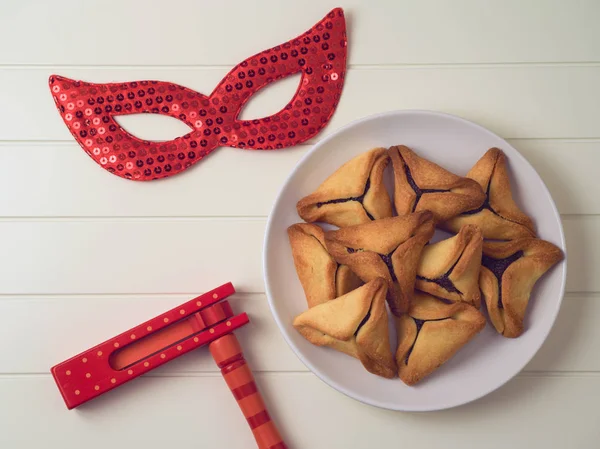 Печенье Hamantaschen Белом Столе Маской Шумоподавителем Праздник Пурим Вид Сверху — стоковое фото