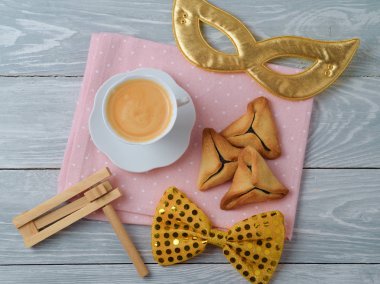 Hamantaschen çerezleri masada 