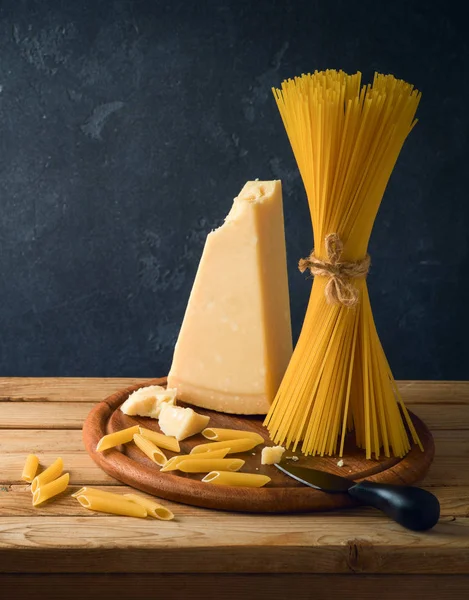 Queijo parmesão, esparguete e macarrão — Fotografia de Stock