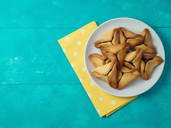 Печенье Hamantaschen на голубом столе — стоковое фото