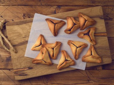 Ahşap arka plan Hamantaschen çerezleri.