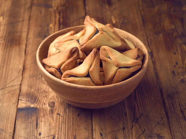 Biscoitos Hamantaschen na mesa de madeira — Fotografia de Stock