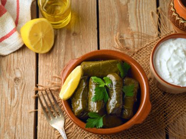 Pirinç ve et ile doldurulmuş yaprak