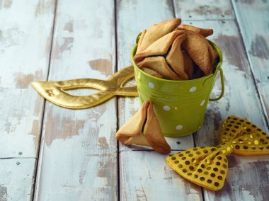 Karnaval maskesi ile Hamantaschen tanımlama