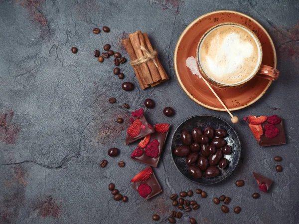 Koffiekopje en chocolade — Stockfoto