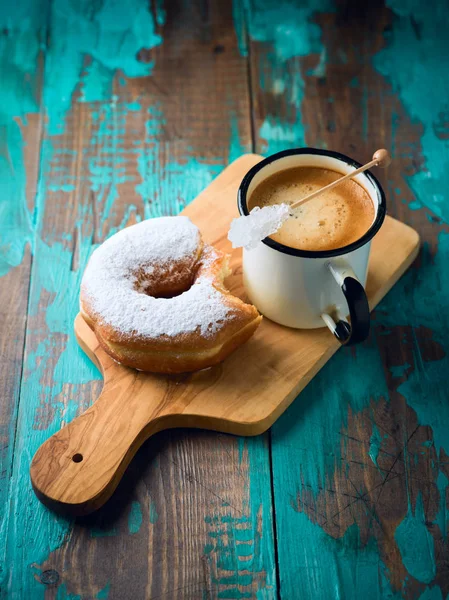 Donut en koffie beker — Stockfoto