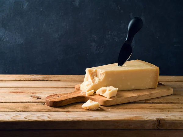 QUESO PARMESANO SOBRE MESA DE MADERA —  Fotos de Stock