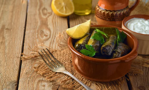 Hojas de uva rellenas con arroz y carne — Foto de Stock