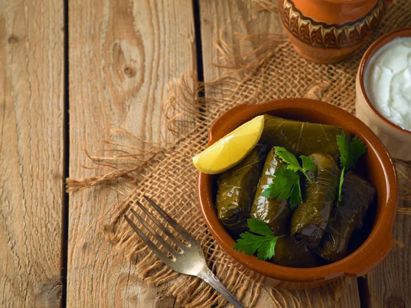 Hojas de uva rellenas con arroz y carne — Foto de Stock