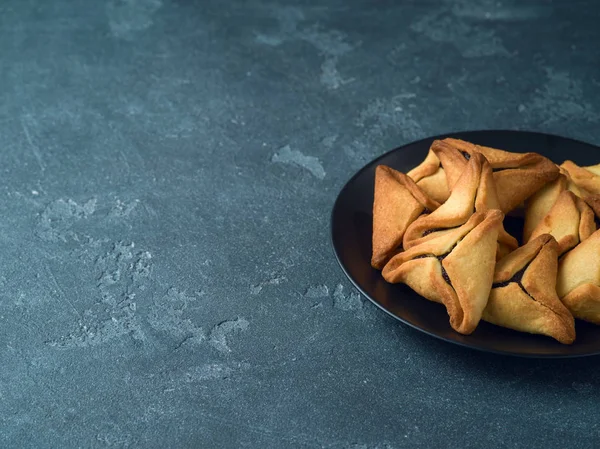 Hamantaschen cookies över mörk bakgrund — Stockfoto