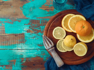 Portakal ve limon ahşap rustik zemin üzerine.