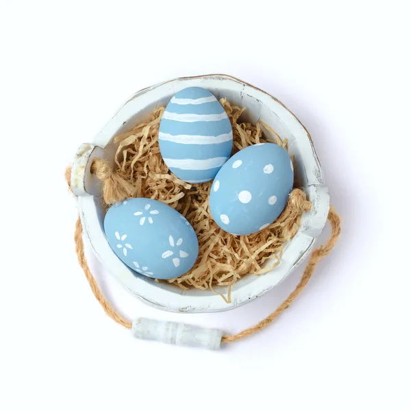 Huevos de Pascua en cubo de madera — Foto de Stock