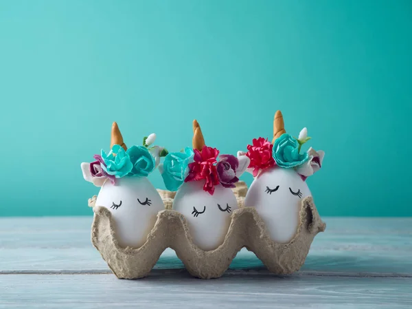 Concept vacances de Pâques avec œufs faits à la main — Photo
