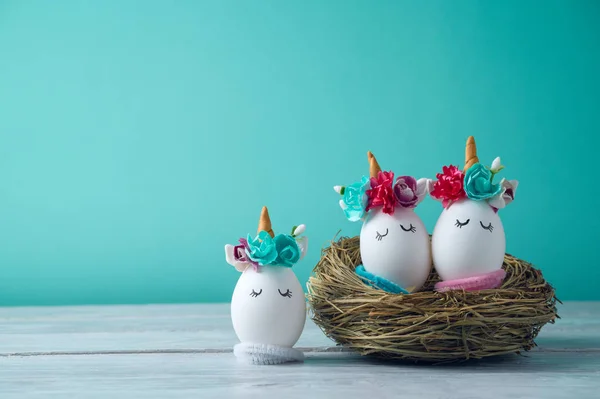 Concepto de vacaciones de Pascua con huevos hechos a mano — Foto de Stock