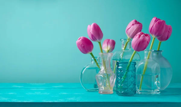 Tulpan blommor i vaser — Stockfoto