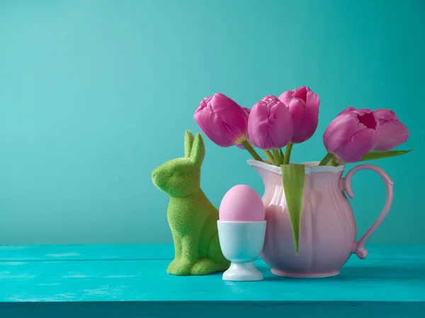 Velikonoční dovolená concept s Tulipán květy — Stock fotografie