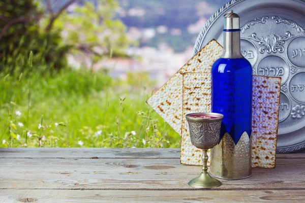 Passover matzo and wine — Stock Photo, Image