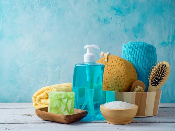 Produtos de cuidados com o corpo na mesa de madeira — Fotografia de Stock