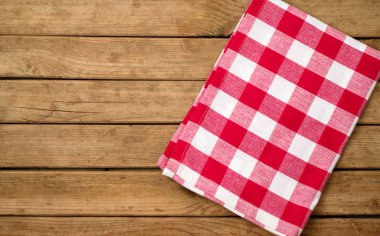 Ahşap masa arka plan üzerinde masa örtüsü. Üstten Görünüm