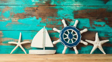 Deniz yıldızı ve tekne dekor ahşap arka plan üzerinde. Yaz tatil kavramı