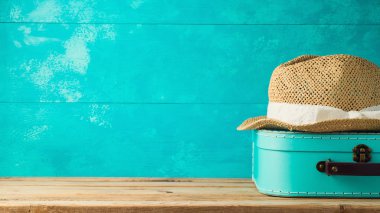 Bavul kutusu ve şapka ahşap arka plan üzerinde. Yaz tatil kavramı