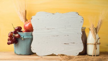 Ahşap tahta, süt şişesi ve meyve masada. Yahudi tatil shavuot kavramı.