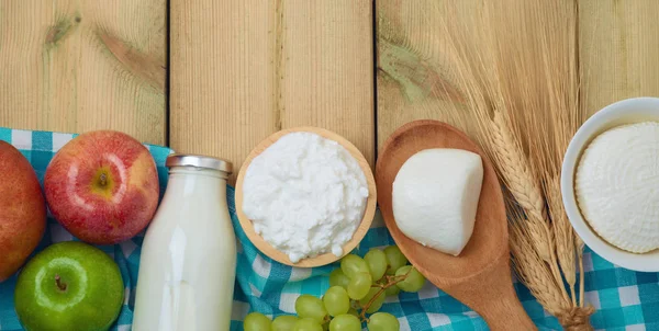 Milk Cheese Dairy Products Fruits Wooden Background Jewish Holiday Shavuot — Stock Photo, Image