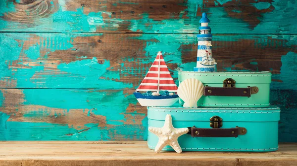 Koffer Dozen Boot Vuurtoren Decor Houten Achtergrond Zomer Vakantie Concept — Stockfoto