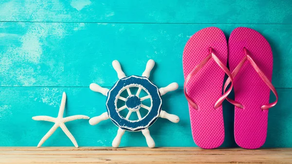 Flip Flop Denizyıldızı Dekor Ahşap Arka Plan Üzerinde Yaz Tatil — Stok fotoğraf