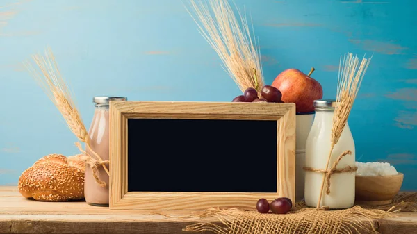 Leite Chalkboard Frutas Mesa Madeira Férias Judaicas Shavuot Conceito — Fotografia de Stock