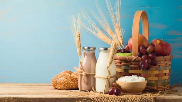 Milch Schokoladenmilchflaschen Und Korb Mit Früchten Auf Holztisch Jüdischer Feiertag — Stockfoto